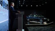 Prezident automobilky AvtoVAZ Maxim Sokolov představuje novou Ladu Aura, nejluxusnější model značky.