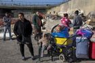 Romové jako nový terč. V Itálii na ně posílají buldozery, ukrajinští neonacisté jim hrozí sekerami