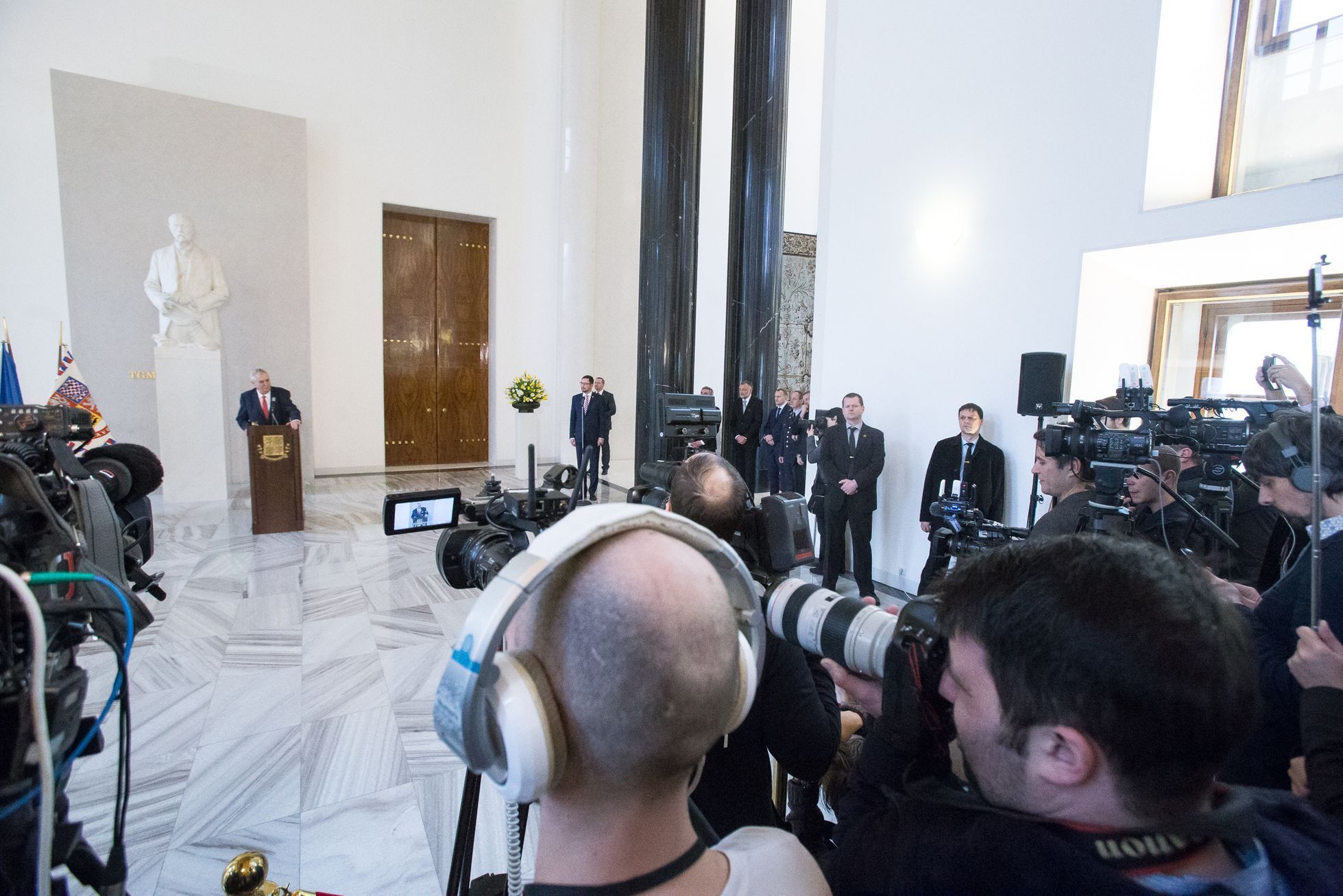Miloš Zeman oznámil kandidaturu na prezidenta - jeho TK, aktivisté před Hradem