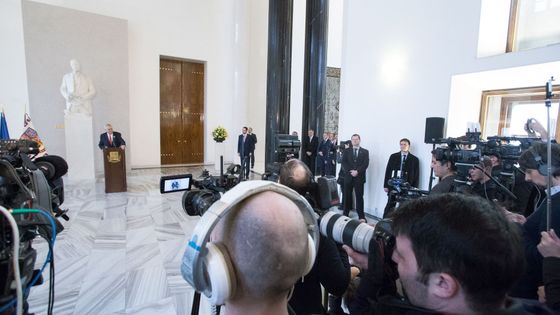 Podívejte se, jak to dnes vypadalo na Hradě a v jeho okolí, když prezident Zeman oznámil záměr znovu se stát prezidentem.