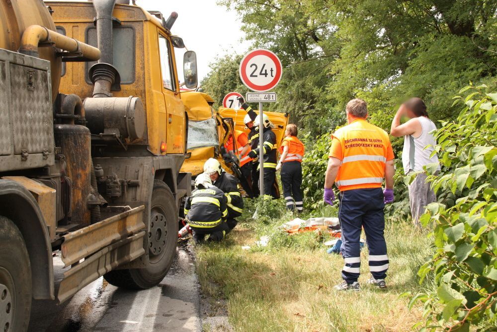 Hasiči vystřihávali řidiče dodávky, kterou srazil kamion