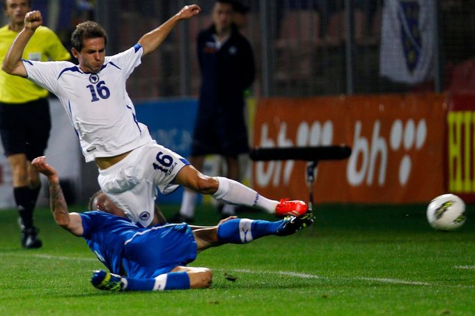 Fotbal, kvalifikace MS, Bosna - Slovensko: Senad Lulič - Juraj Kucka (v modrém)