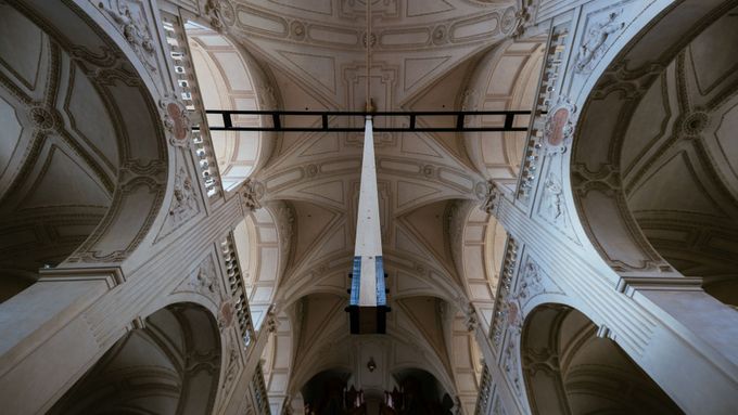 Umění v kostele. Architekt Pleskot u Salvátora zavěsil obří kyvadlo, doprovází mši