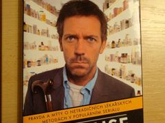 Kniha Andrewa Holtze o pravdě a mýtech v populárním americkém seriálu z lékařského prostředí, kterou v češtině vydalo nakladatelství s tajemně znějícím názvem XYZ.