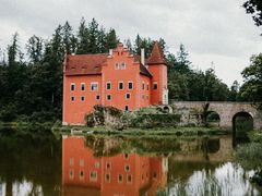 Zámek Červená Lhota je odsud coby kamenem dohodil.