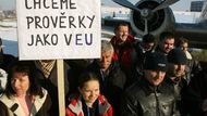 Hlavní důvod odmítání prověrek je ten, že podle názoru pilotů jejich požadavky výrazně překračují rámec příslušné směrnice EU. V jiných zemích EU svou spolehlivost letištní personál dokládá výpisem z trestního rejstříku. NBÚ ale chce po zaměstnancích letiště a firem, které na něm působí, řadu osobních údajů, včetně partnerských vztahů, delších i kratších pobytů v zahraničí nebo jejich kontaktů na osoby žijící v zahraničí.