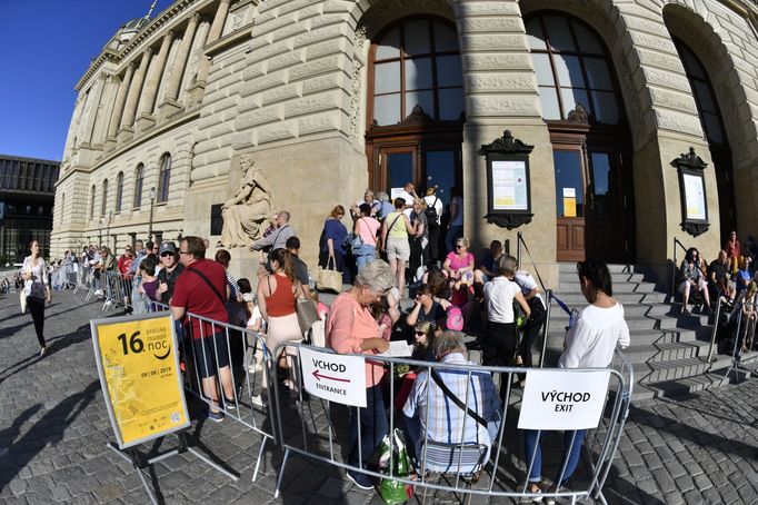 Před Národním muzeem se lidé začali řadit do fronty už více než hodinu před otevřením.