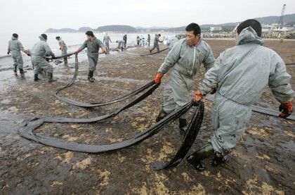Korejci bojují s ropou z tankeru
