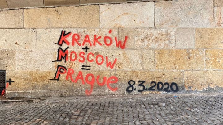 Neznámý vandal v neděli posprejoval Karlův most, policie případ vyšetřuje