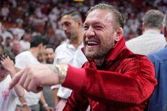 Slavný bojovník McGregor zmlátil při finále NBA maskota. Ten musel do nemocnice
