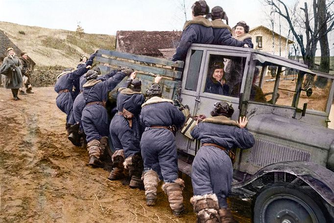 Sovětské pilotky stíhaček tlačí auto na Krymu během 2. světové války. Kolorováno.