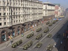 Květnová vojenská přehlídka na Rudém náměstí se letos konala poprvé od roku 1990.