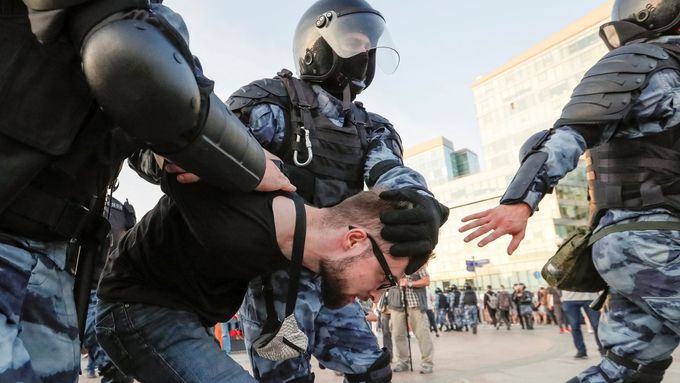 Nerušte nás, vládneme! Policie rozhání násilím nepovolenou, ale pokojnou demonstraci. Moskva, 29. července 2019.