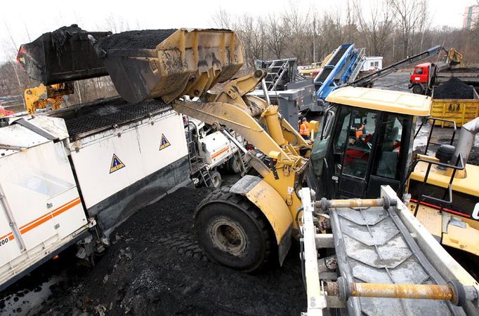 Konečně se něco děje. Proces zpracování tekutých a kašovitých ropných odpadů na palivo probíhá přímo v areálu bývalých ropných lagun rafinérie Ostramo.