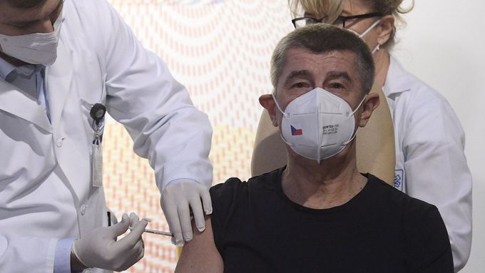 Český premiér Andrej Babiš při očkování proti koronaviru.