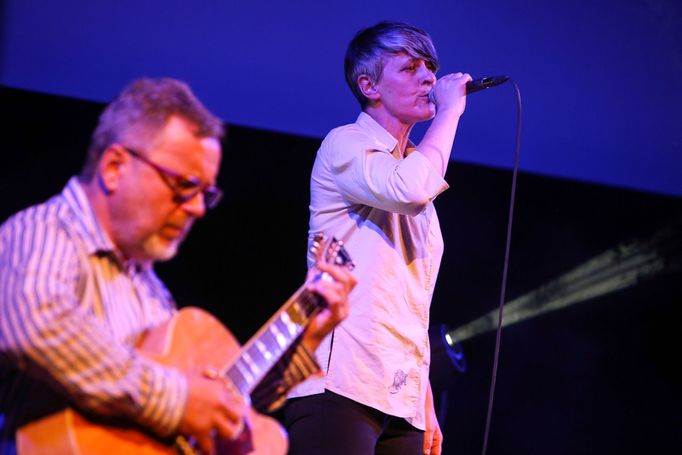 Monika Načeva s kytaristou Michalem Pavlíčkem.