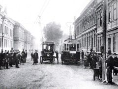Trolejbus Daimler-Stoll (vlevo) v budějovických ulicích. Vpravo tramvaj Rindhoffer. Po roce 1909.