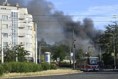 V Praze-Libni hořel sklad pneumatik, hasiči vyhlásili druhý stupeň požárního poplachu