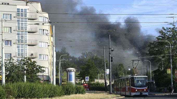 Dým z hořícího skladu pneumatik, pohled od stanice metra Palmovka.