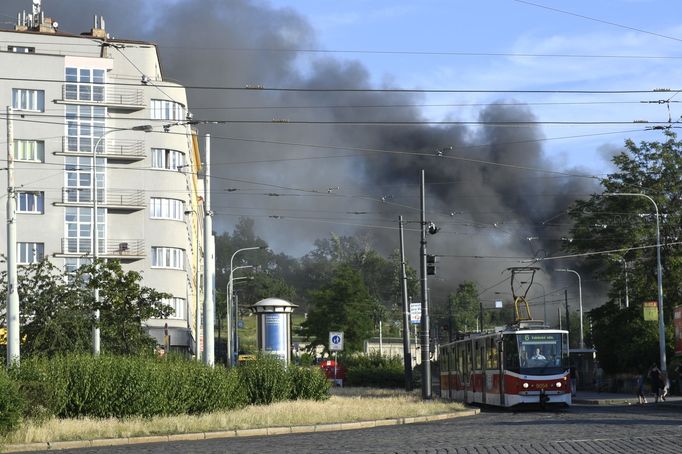 Požár ve skladu pneumatik v Praze-Libni 30. 6. 2019.