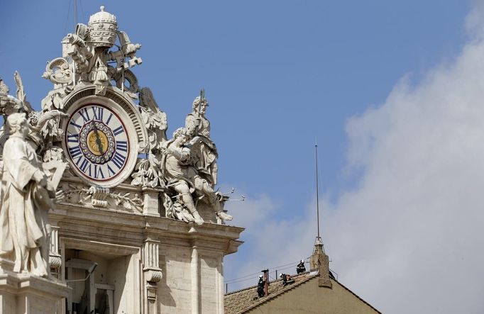 Members of the fire and rescue service set a chimney on the roof of the Sistine Chapel at the Vatican March 9, 2013. REUTERS/Max Rossi (VATICAN - Tags: RELIGION) Published: Bře. 9, 2013, 10:39 dop.