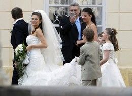 Andrea Verešová prochází nádvořím zámku Kynžvart poté, co se vdala za Daniela Volopicha.