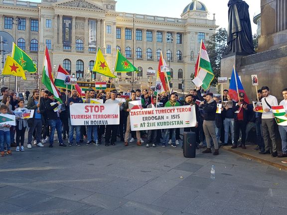 Na Václavském náměstí demonstrovali také Kurdové proti vojenskému vpádu Turecka na severu Sýrie.