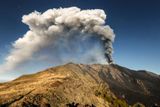 Další italská sopka, Etna, nejvyšší činná sopka a druhá nejmohutnější sopka v Evropě, je aktivní prakticky neustále a dává o sobě vědět každý rok. K aktivitě se probudila i v posledních týdnech, kdy vychrlila sloupec popela. Na okolní obce to však podle úřadů nemělo žádný podstatný vliv a ani provoz na místním letišti zatím nebyl přerušen.