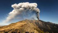 Další italská sopka, Etna, nejvyšší činná sopka a druhá nejmohutnější sopka v Evropě, je aktivní prakticky neustále a dává o sobě vědět každý rok. K aktivitě se probudila i v posledních týdnech, kdy vychrlila sloupec popela. Na okolní obce to však podle úřadů nemělo žádný podstatný vliv a ani provoz na místním letišti zatím nebyl přerušen.