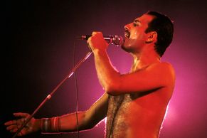30 let bez Freddieho Mercuryho: Zpěvák Queen symbolizoval okázalou oslavu života