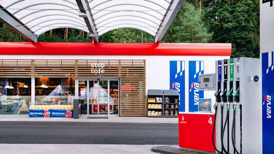 Zvenčí zákazník pozná, že přijel na modernizovanou stanici, podle obložení z dřevěných roštů.