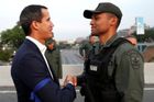 Guaidó se v úterý ráno objevil u vojenské základny na okraji Caracasu v doprovodu mužů v uniformách.