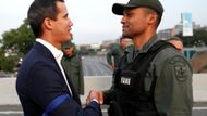 Guaidó se v úterý ráno objevil u vojenské základny na okraji Caracasu v doprovodu mužů v uniformách.