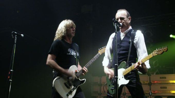 Rick Parfitt (vlevo) a Francis Rossi, kytaristé a zpěváci britské kapely Status Quo.