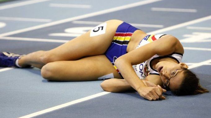 Belgická pětibojařka Tia Hellebautová si doběhla pro zlato do cíle osmistovky zcela vyčerpaná.
