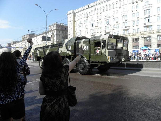 Ruské dívky mávají osádce raketového systému Iskander-M.