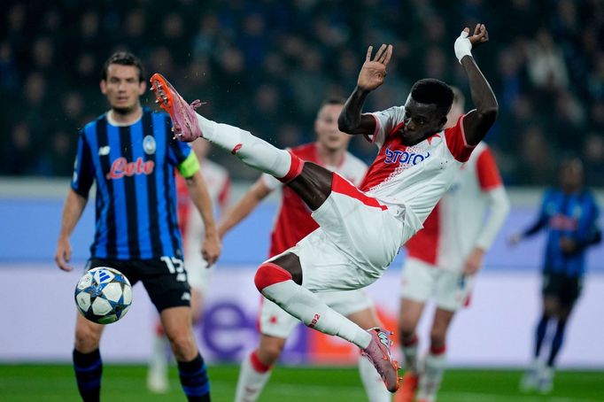 Youssoupha Mbodji v zápase LM Atalanta - Slavia Praha