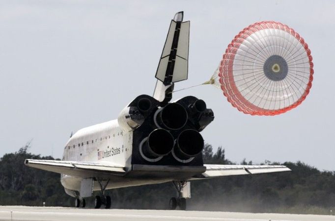 Raketoplán Endeavour v pořádku přistál na Zemi.