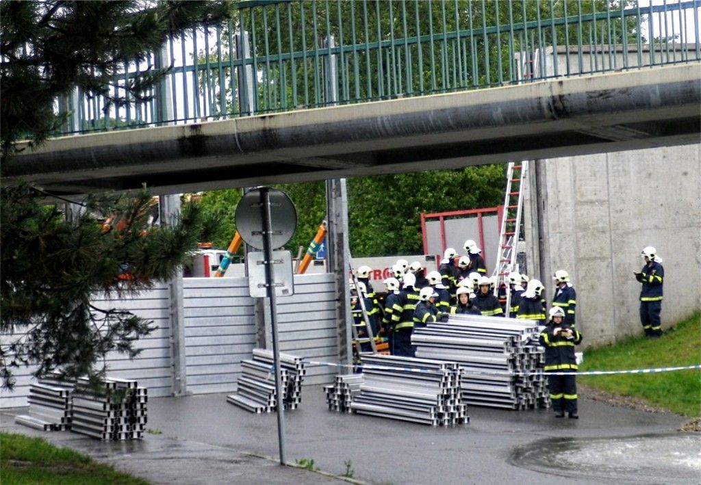 Povodeň červen 2013 - Troja - protipovodňové stěny - hasiči