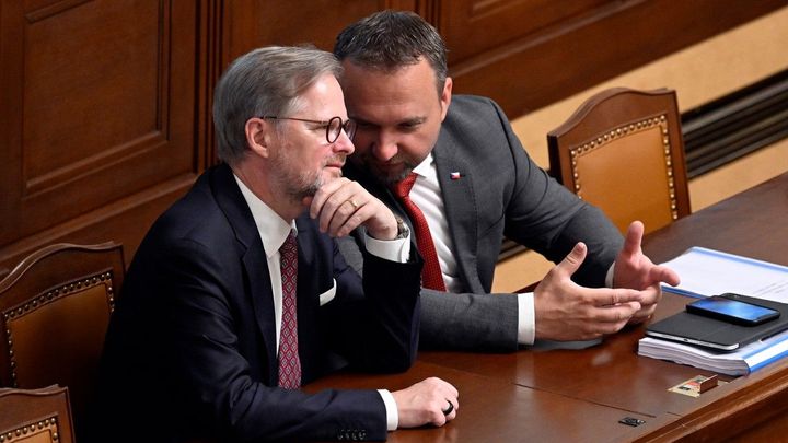 Úsporný balíček je útok na lidi, řekl ve sněmovně Babiš. Stanjura věří, že projde