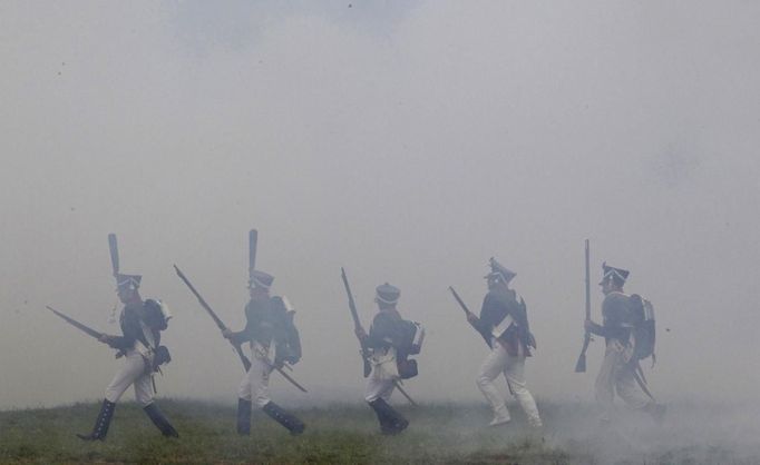 Participants in period costume re-enact the battle of Borodino at the Borodino museum-reserve during anniversary celebrations outside Moscow September 2, 2012. Russian President Vladimir Putin made a rousing call for unity among Russia's diverse ethnic and religious groups on Sunday as he led commemorations of a battle 200 years ago that led to the defeat of Napoleon Bonaparte. REUTERS/Sergei Karpukhin (RUSSIA - Tags: ANNIVERSARY POLITICS CONFLICT) Published: Zář. 2, 2012, 7:25 odp.