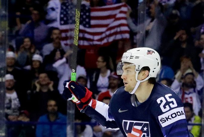 James van Riemsdyk slaví gól v zápase USA - Německo na MS 2019.