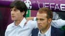 Německý trenér Joachim Löw a manažer Oliver Bierhoff během počáteční hymny.v utkání Německo - Řecko ve čtvrtfinále Eura 2012.