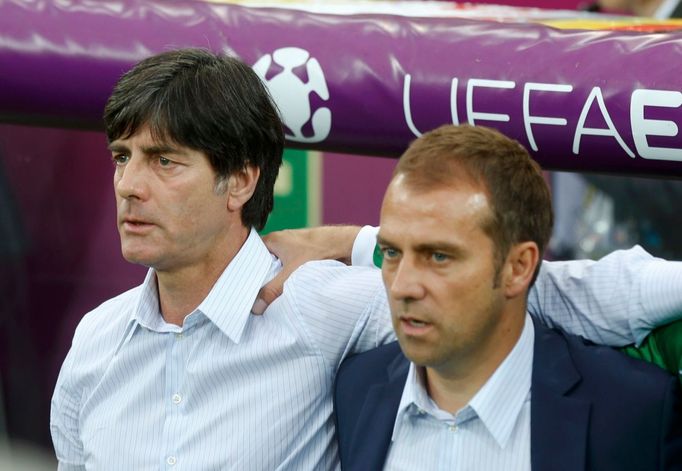 Německý trenér Joachim Löw a manažer Oliver Bierhoff během počáteční hymny.v utkání Německo - Řecko ve čtvrtfinále Eura 2012.