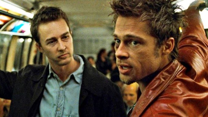 Edward Norton a Brad Pitt na snímku z Klubu rváčů.
