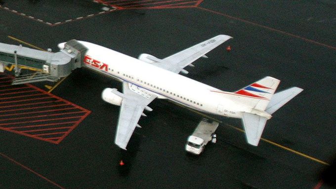 Letadlo ČSA před terminálem na letišti v Ruzyni.