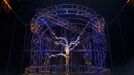 Magician David Blaine channels bolts of electricity from various tesla coils charged with one million volts of electricity during a stunt on Pier 54 in New York, October 5, 2012. Blaine hopes to stand in the same position for 72 hours. REUTERS/Andrew Burton (UNITED STATES - Tags: SOCIETY ENTERTAINMENT) Published: Říj. 6, 2012, 3:46 dop.