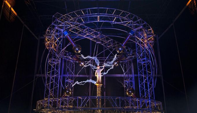 Magician David Blaine channels bolts of electricity from various tesla coils charged with one million volts of electricity during a stunt on Pier 54 in New York, October 5, 2012. Blaine hopes to stand in the same position for 72 hours. REUTERS/Andrew Burton (UNITED STATES - Tags: SOCIETY ENTERTAINMENT) Published: Říj. 6, 2012, 3:46 dop.