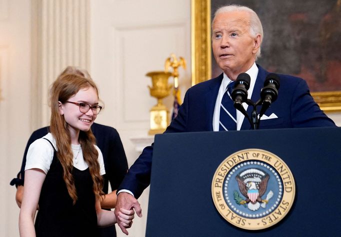 Americký prezident Joe Biden s dcerou Alsu Kurmaševové v Bílém domě. V té době už její matka byla na cestě do USA po velké výměně vězňů.