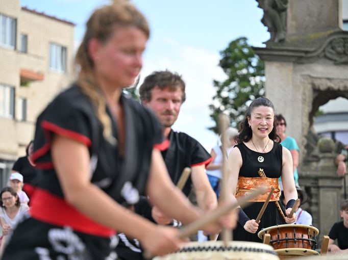 Vystoupení japonské bubenice Mihoko Umemury alias Ume se skupinou Wadaiko YosaYosa.